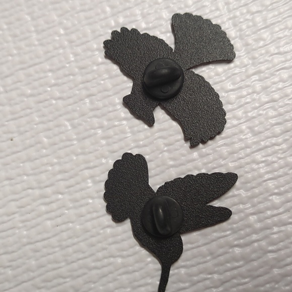 ❤️3/$10❤️Colorful Cardinal and Hummingbird Enamel Pins - Picture 6 of 6